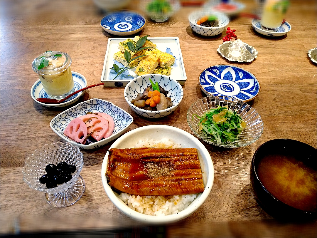 鰻丼と松風焼きのある食卓