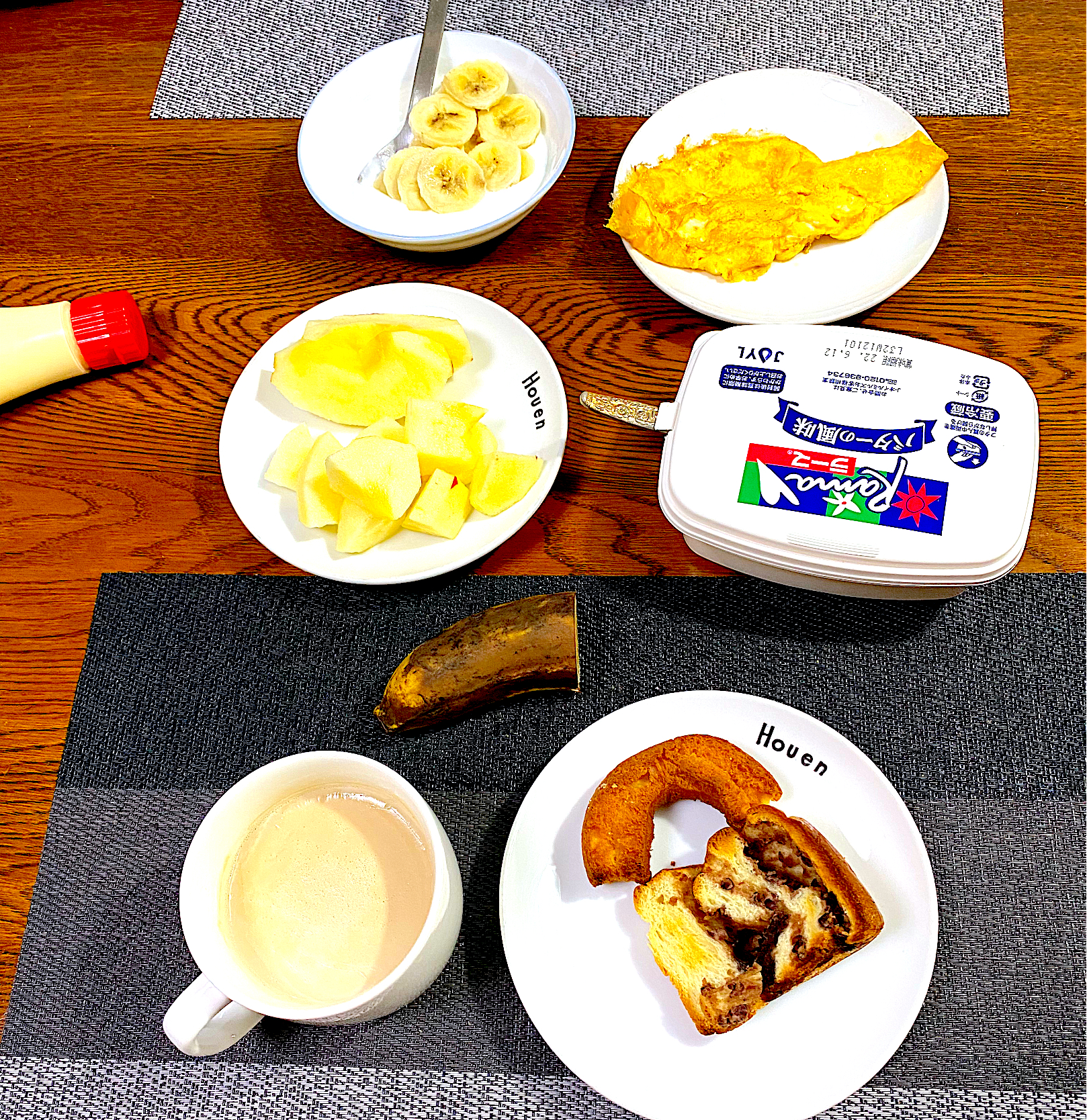 1月 5日　朝ごはん　粒あんリング、ドーナツ、カフェオレ、リンゴ、バナナ