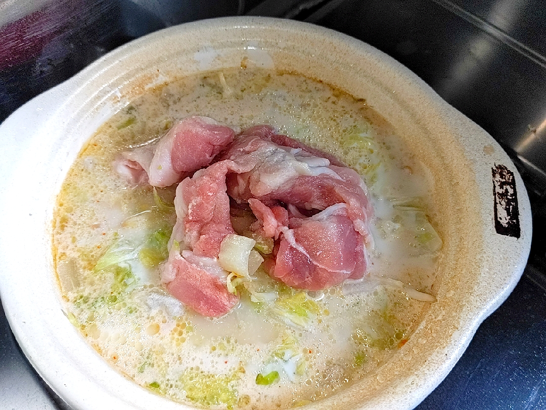 夜勤明け日本の乳牛助けようシリーズ・牛乳鍋（味噌仕立て）野菜たっぷり・豚小間肉
