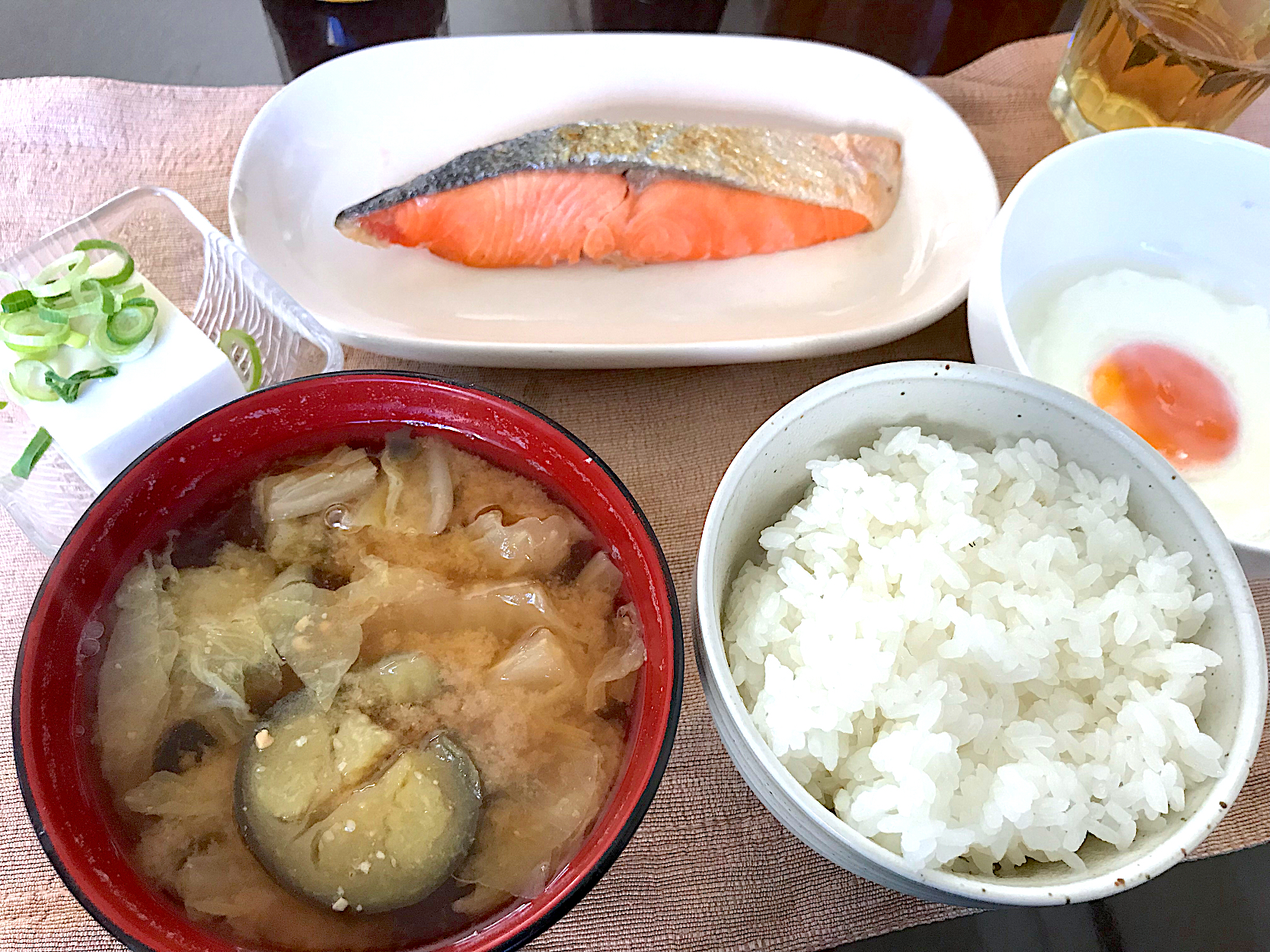 焼鮭、目玉焼き、白菜とナスのお味噌汁