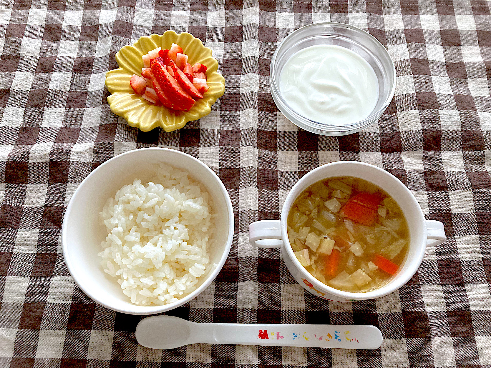 【離乳食】野菜と鶏肉のお味噌汁、ごはん、いちご、ヨーグルト
