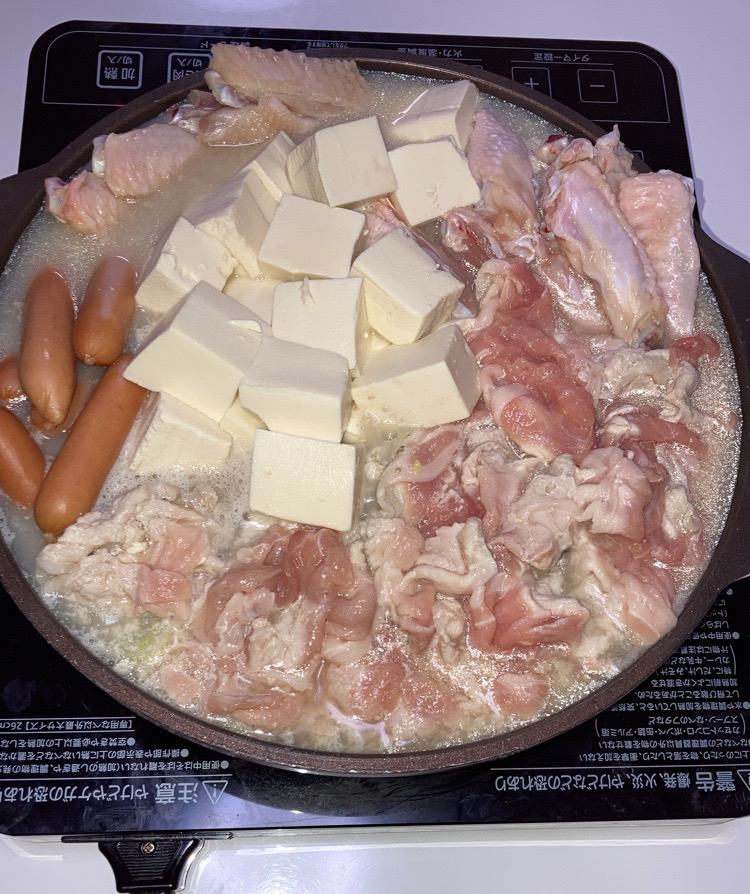 晩御飯。ゴマ豆乳鍋。🌟手羽中🌟豚しゃぶ肉、🌟白菜🌟豆腐🌟ウインナー〆は2合のご飯で、チーズリゾット🤣