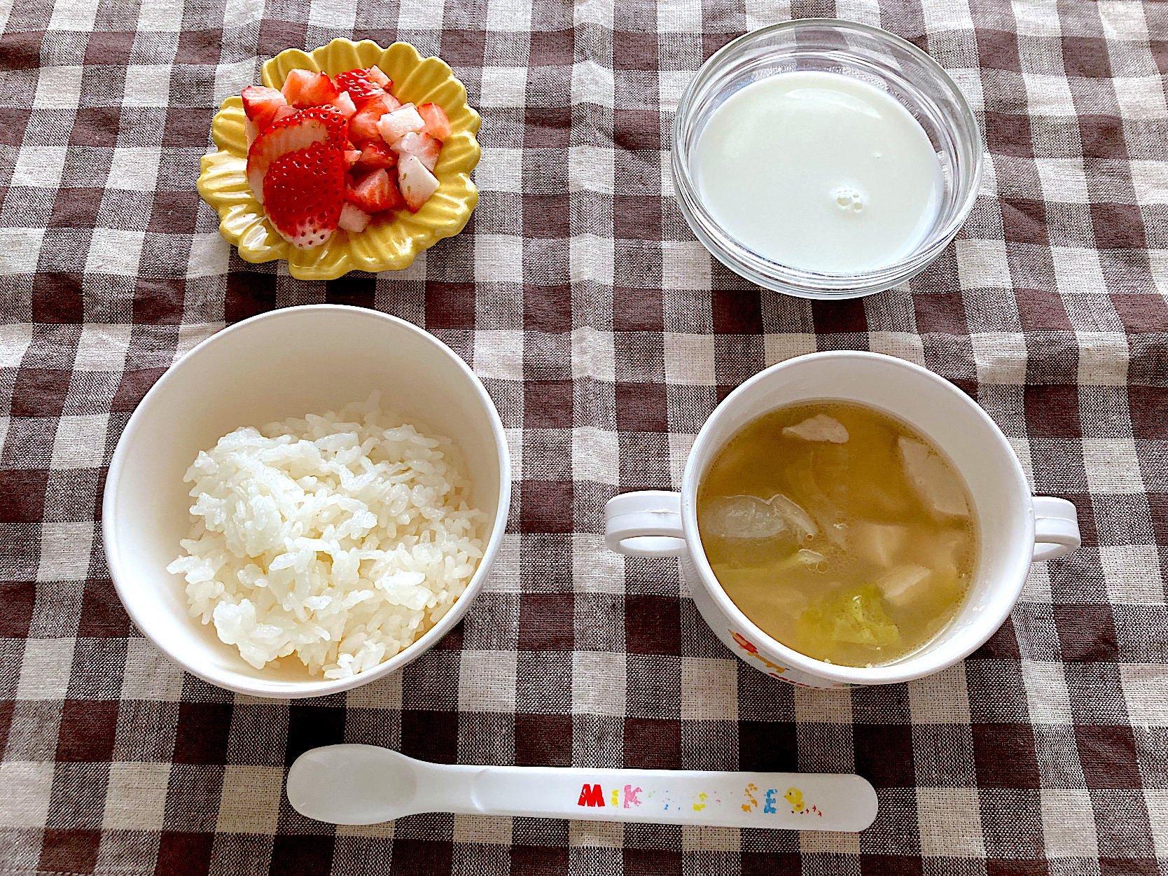 【離乳食】味噌鍋、ごはん、いちご、牛乳