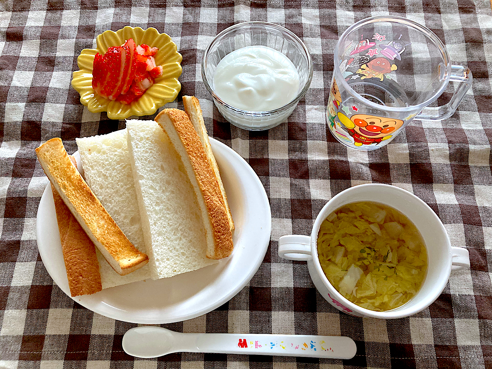 【離乳食】食パン、白菜とかぶのスープ、いちご、牛乳、湯冷し