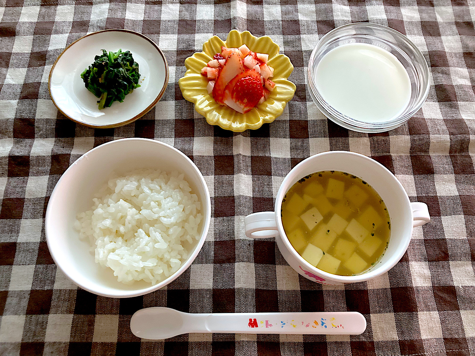 【離乳食】豆腐のお味噌汁、ごはん、ほうれん草のおかか和え、いちご、牛乳