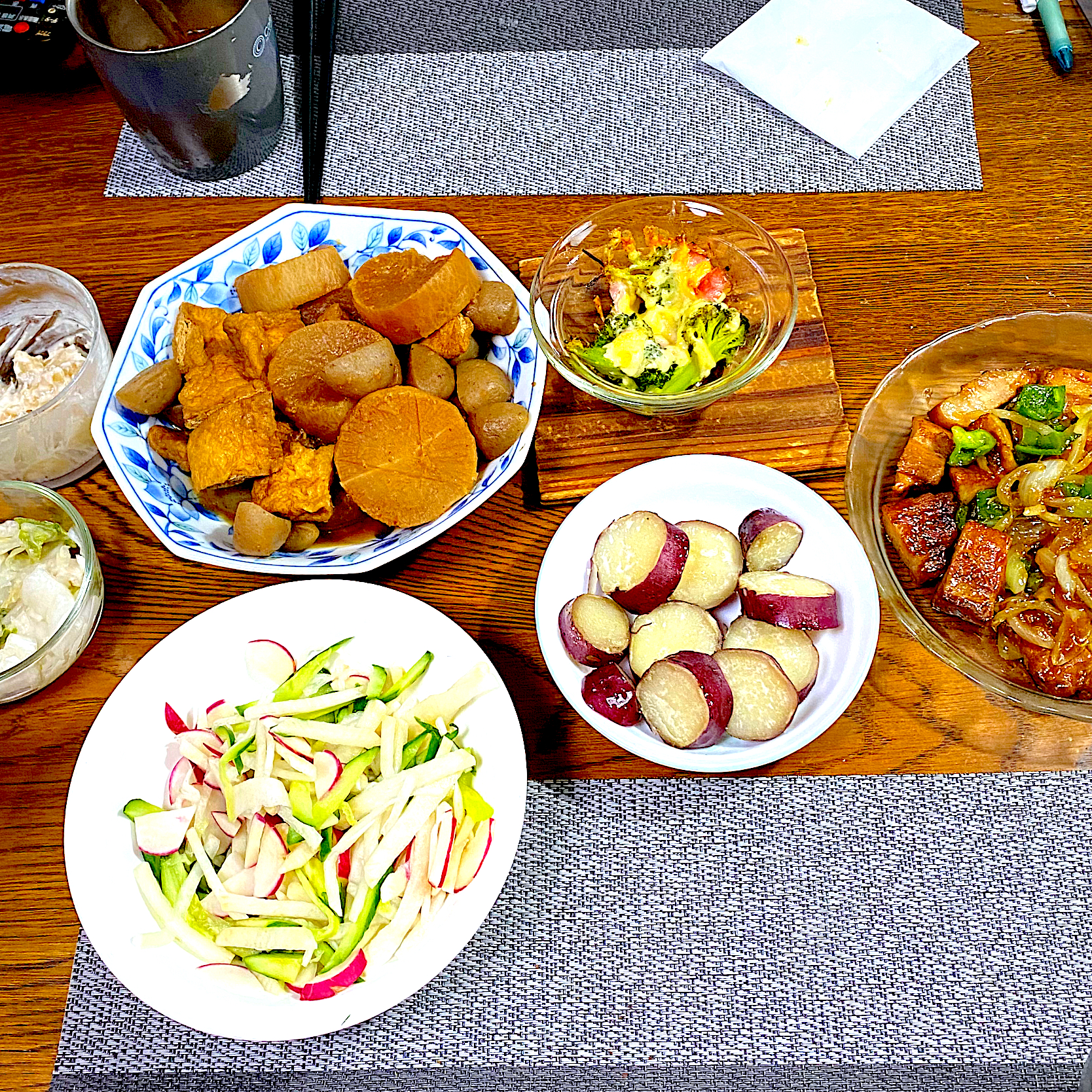 大根と蒟蒻と豚肉の味噌煮、玉ねぎ、ピーマンとスペアリブの炒め物、さつま芋の甘煮、大根サラダ