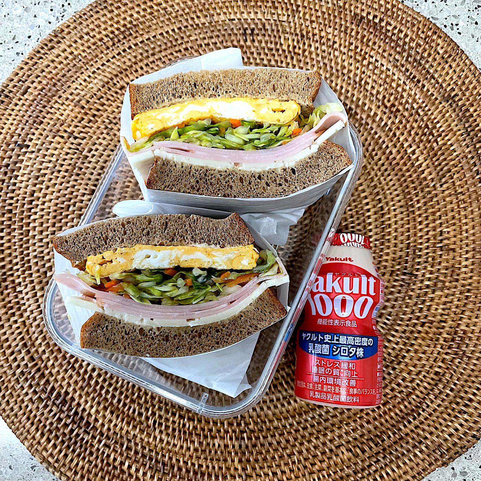 ブラン食パンでチーズハムコールスローサラダ卵サンドイッチ