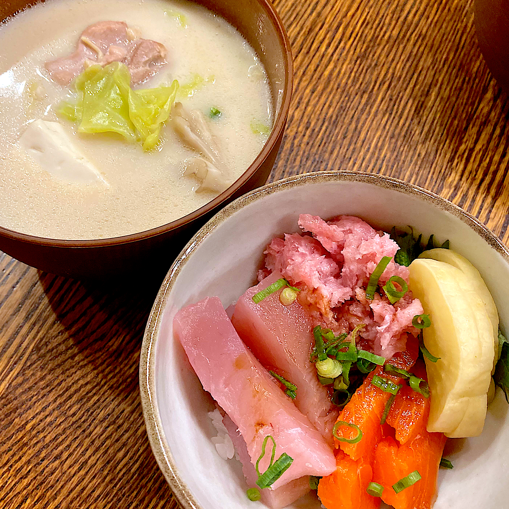 鉄火丼と鶏白湯スープ