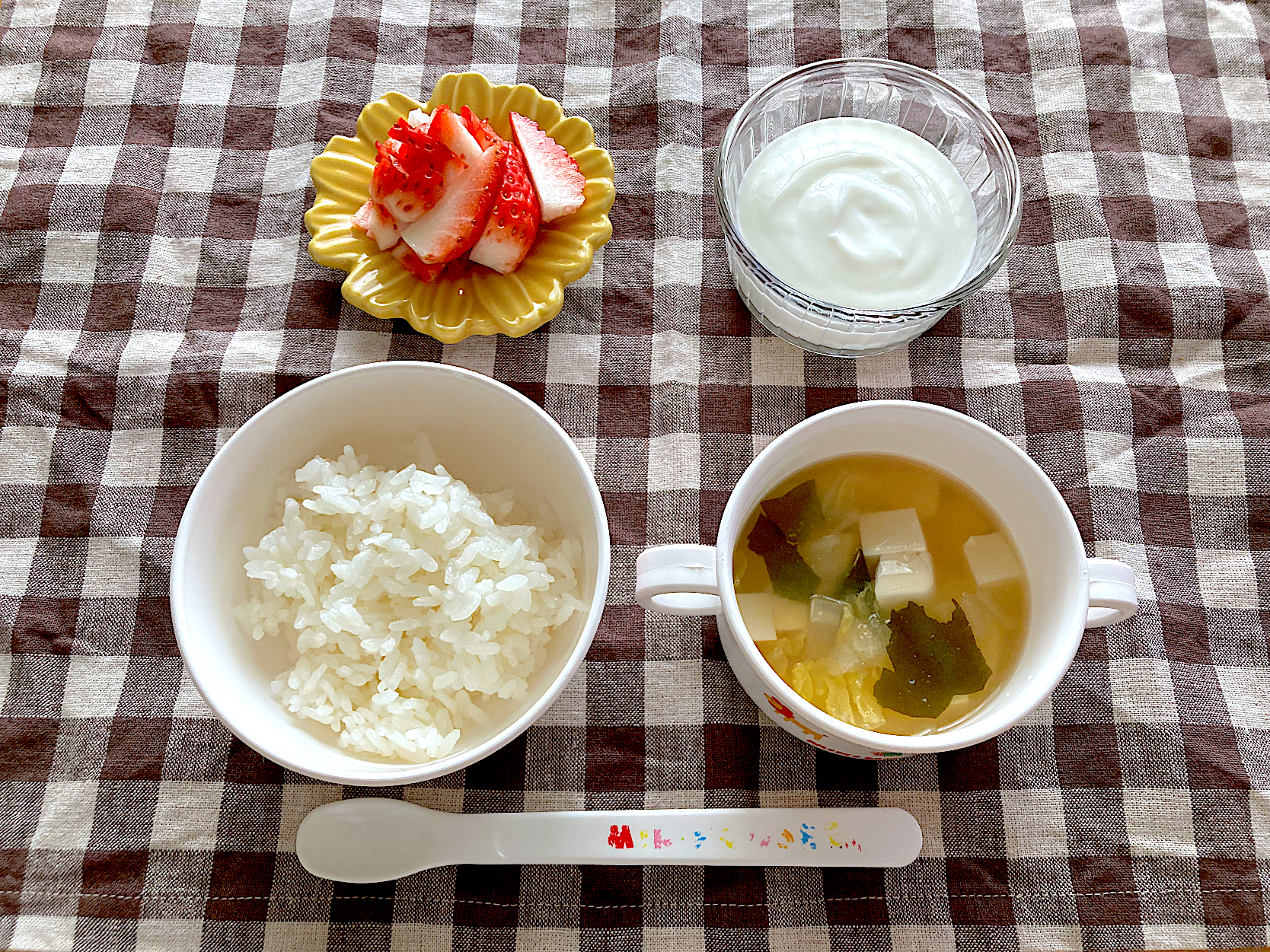 【離乳食】豆腐とわかめのお味噌汁、ごはん、いちご、ヨーグルト