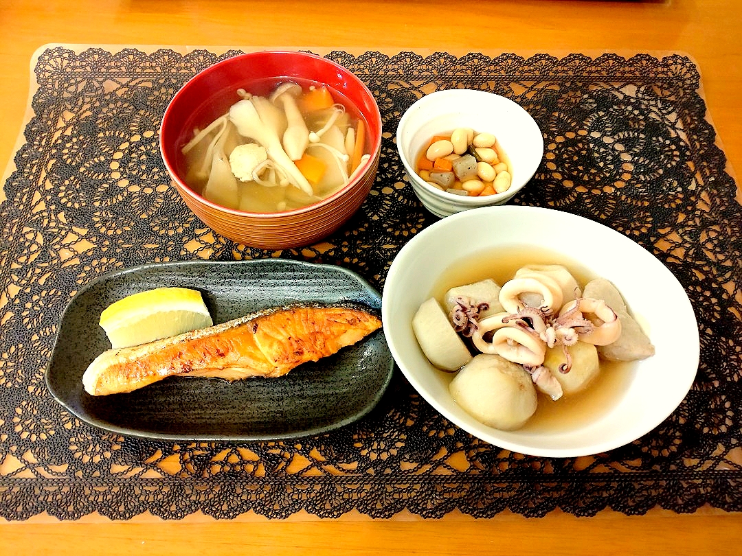 ☆鮭バター焼き
☆イカと里芋の煮物
☆五目豆
☆きのこ汁