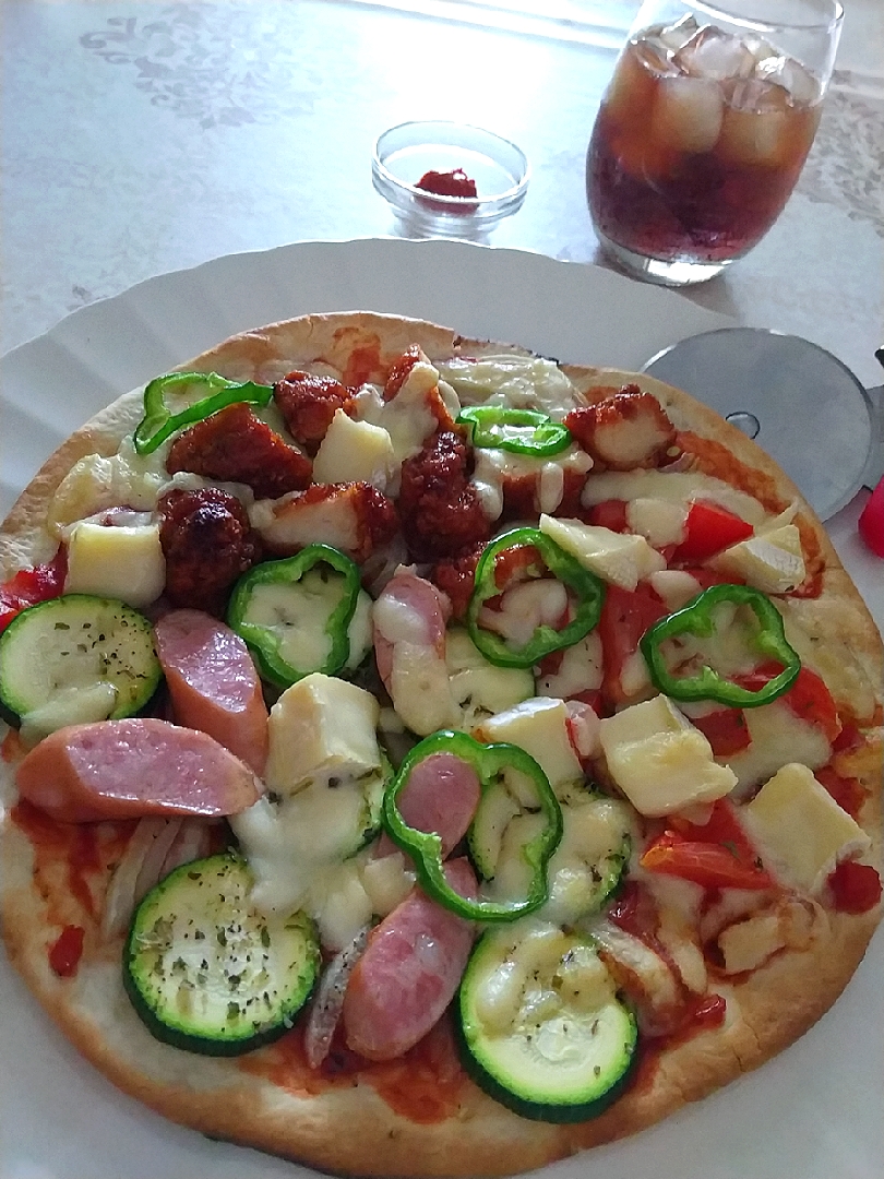 ☆今日のお昼ごはん☆　簡単ピザ　モニターで頂いた『ユウキ食品さんの刻みハラペーニョとハリッサ』使ってみました。