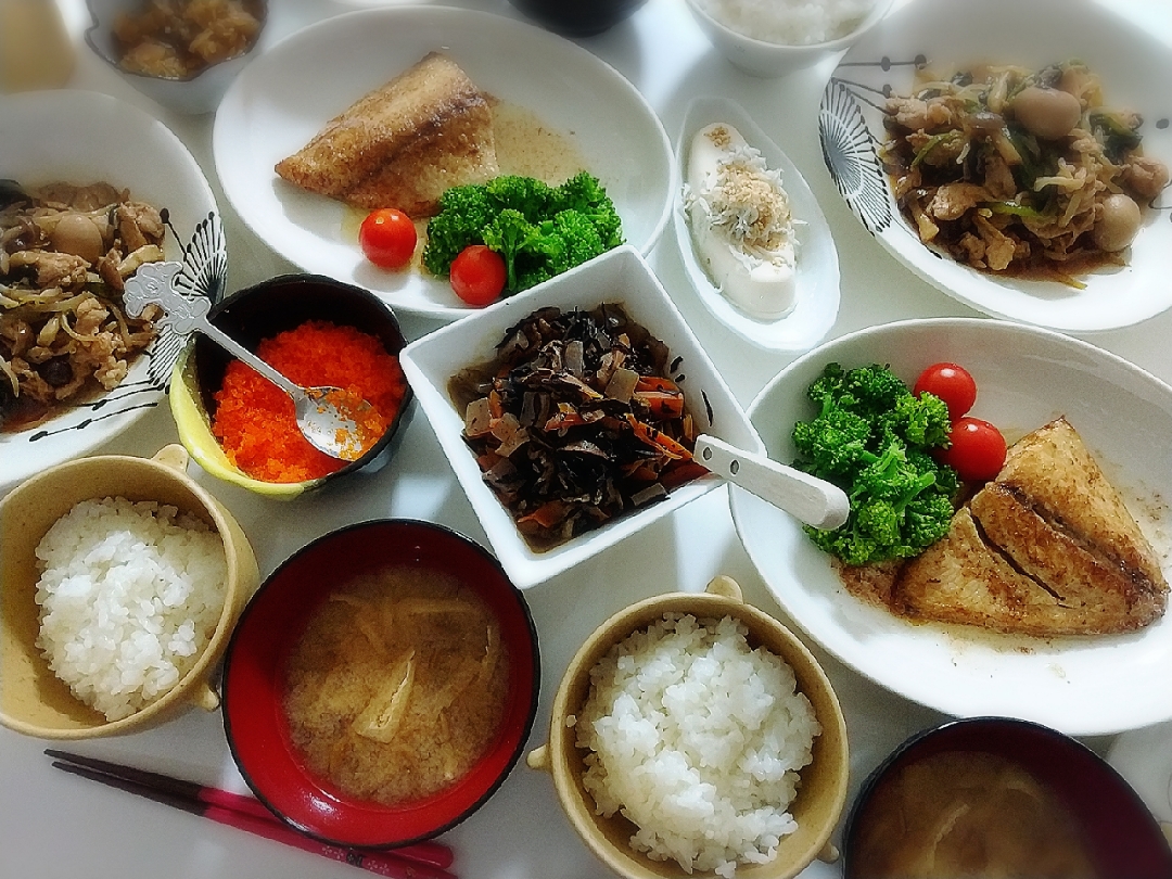 夕食 豚肉と野菜の甘辛炒め もやし ほうれん草 しめじ うずらの卵スズキのバターソテー ブロッコリー ミニトマト ひじき煮 とびっこ ねぶた漬け 冷やっこ しらす 白ごま おかかお味噌汁 なめこ 油揚げ プリン Snapdish スナップディッシュ Id L8akoa