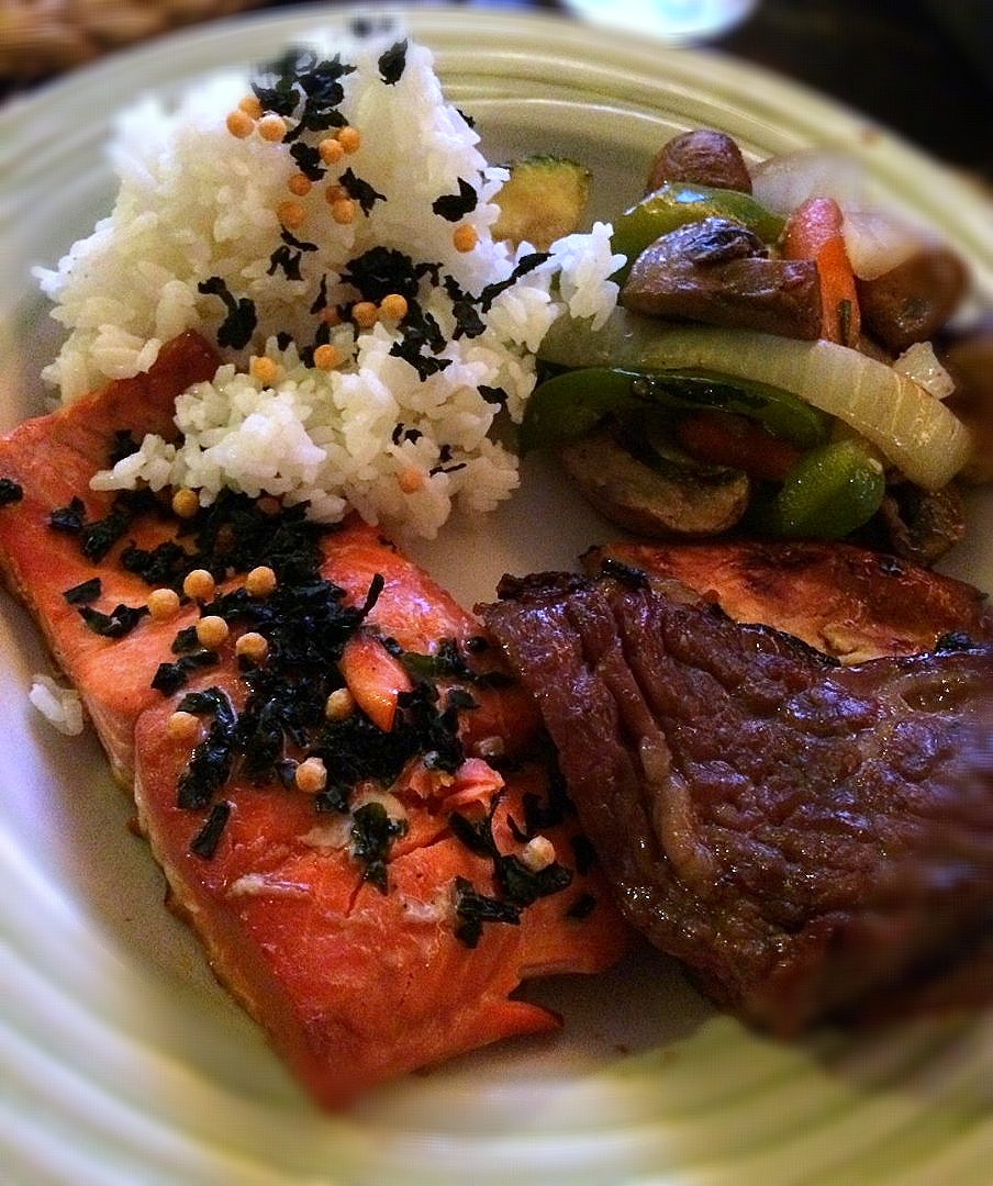 弁当フォックス BentoFox's dish Montreal spiced steak, grilled with sauteed vegetables, smoked salmon and a side of rice.