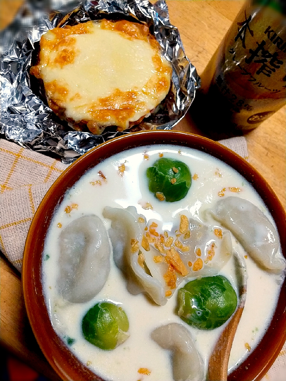 芽キャベツと水餃子🥟の
あったか🤗豆乳スープ