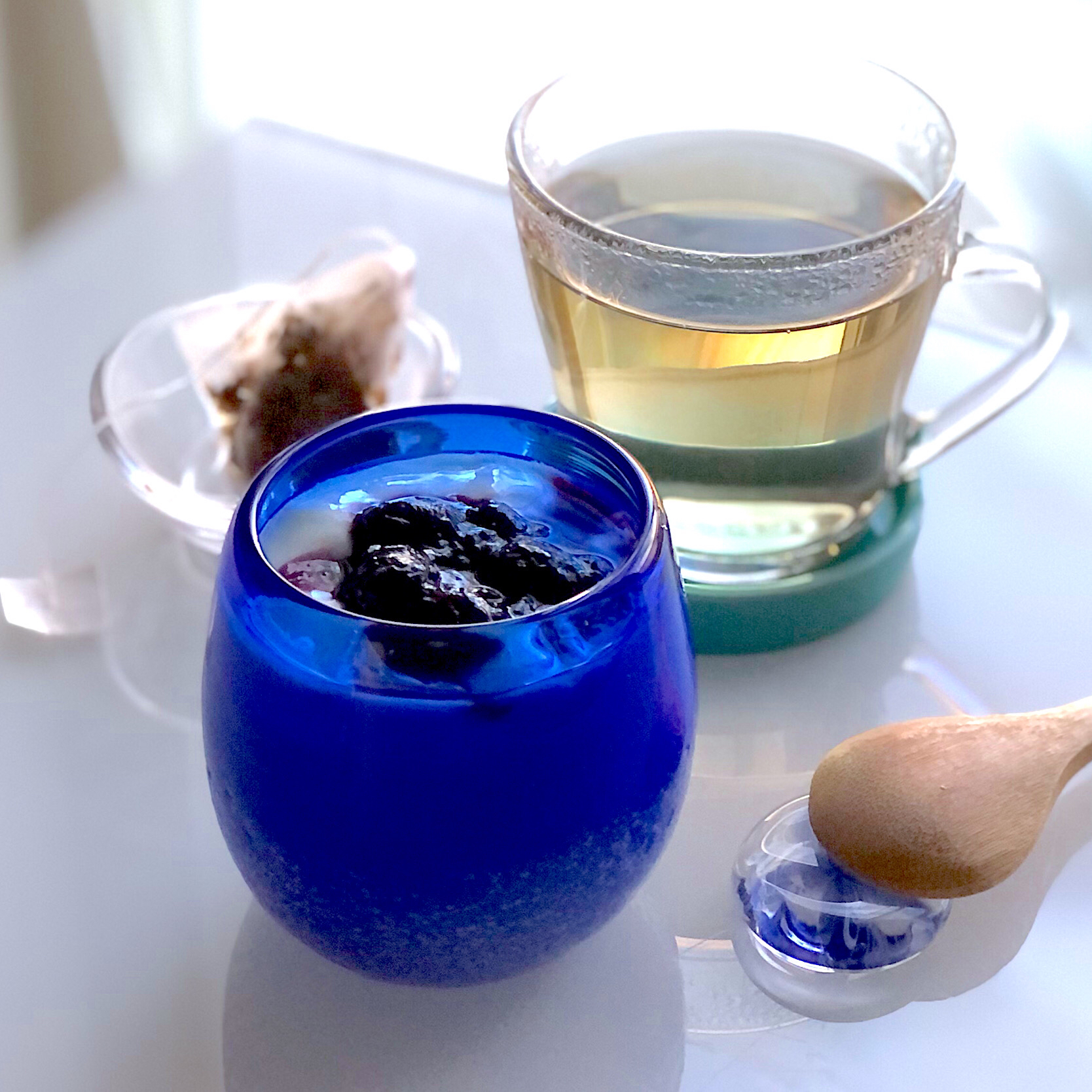 青い琉球グラスでブルーベリーヨーグルトライトブルー桜2022今日は世界が青くなる日/MAKUBI | SnapDish[スナップディッシュ]  (ID:m5eqGa)