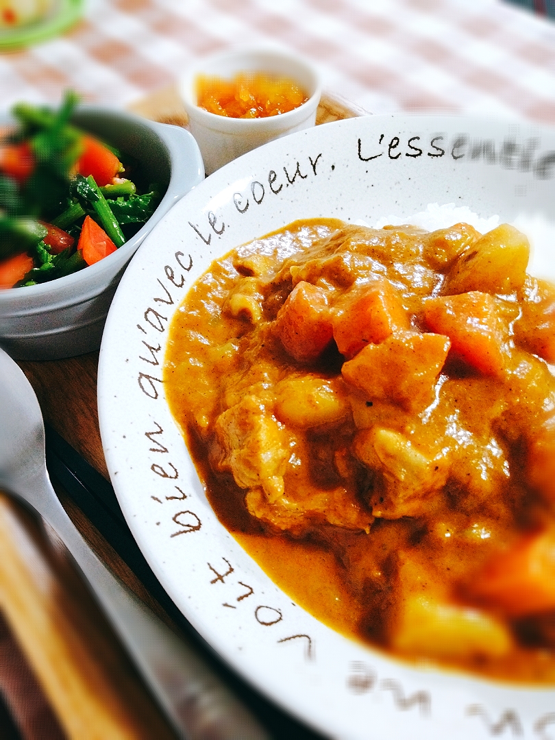 小麦粉もカレールーを使わないグルテンフリーのカレー野菜と鶏肉です 菜の花とトマトのサラダと金柑ジャム添 Mikey Snapdish スナップディッシュ Id D4boka