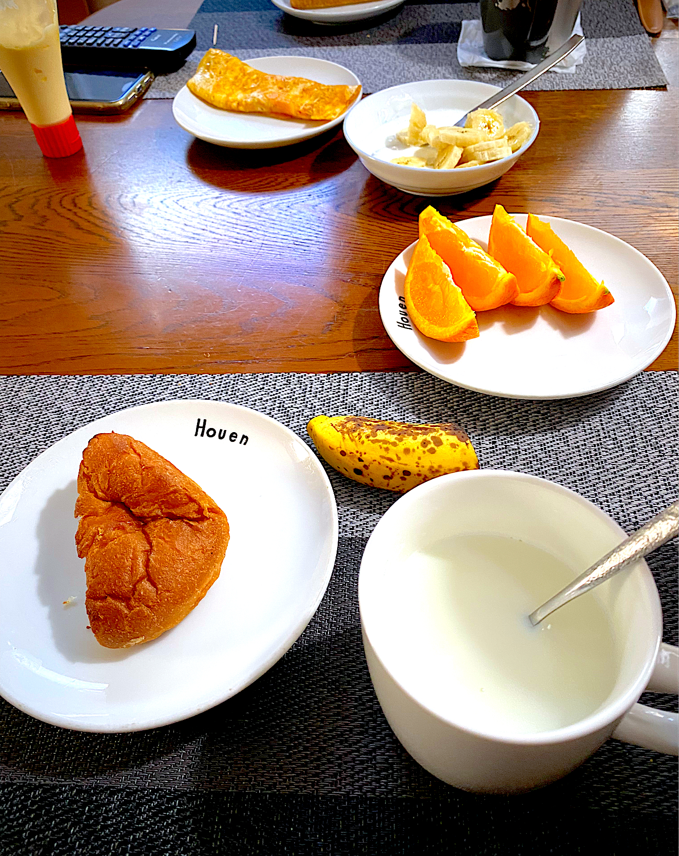 4月 12日　朝ごはん　あんドーナツ、ホットミルク、オレンジ、バナナ