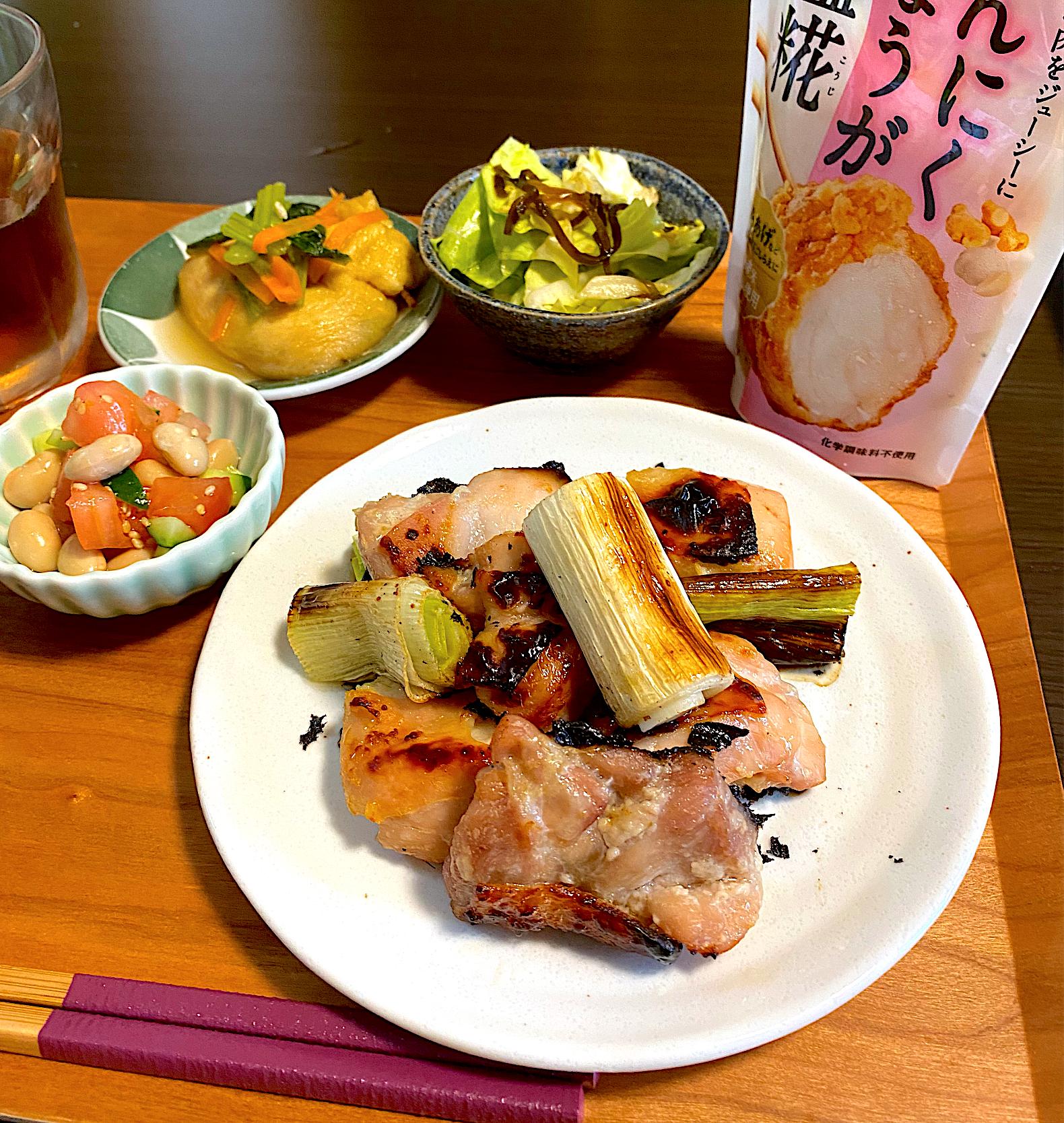 鶏肉とネギの塩糀焼き もち野菜巾着の煮物 おつまみ塩昆布キャベツ 大豆とトマトのサラダ/ちぐあさ | SnapDish[スナップディッシュ]  (ID:LOb49a)