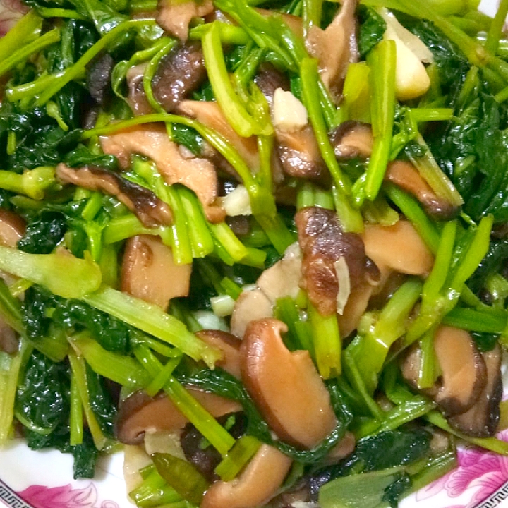 Stir-Fried Mushroom And Water Spinach