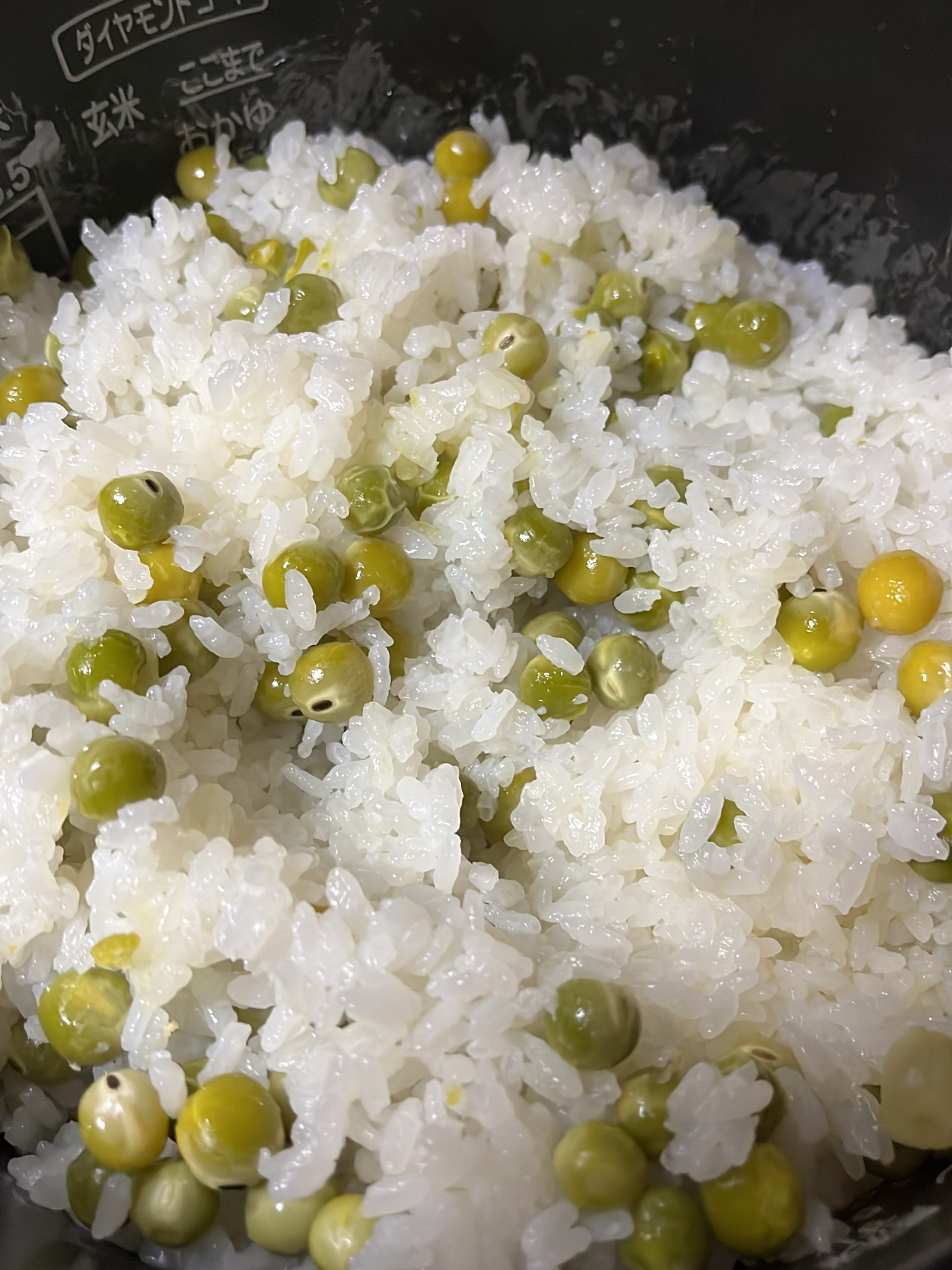 今日は、炊飯器で豆ご飯を✨✨お米とお酒50cc+お米と同じお水+お塩小さじ1。