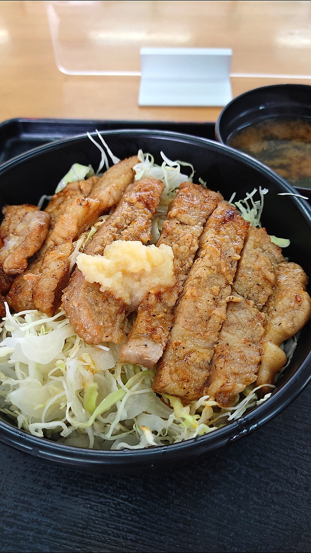豚肉ステーキ丼 600円

沖縄の食堂と言えば最強食堂。
この強烈なネーミングはコスパが最強だから？
骨汁食べたかったけど土日限定だって。