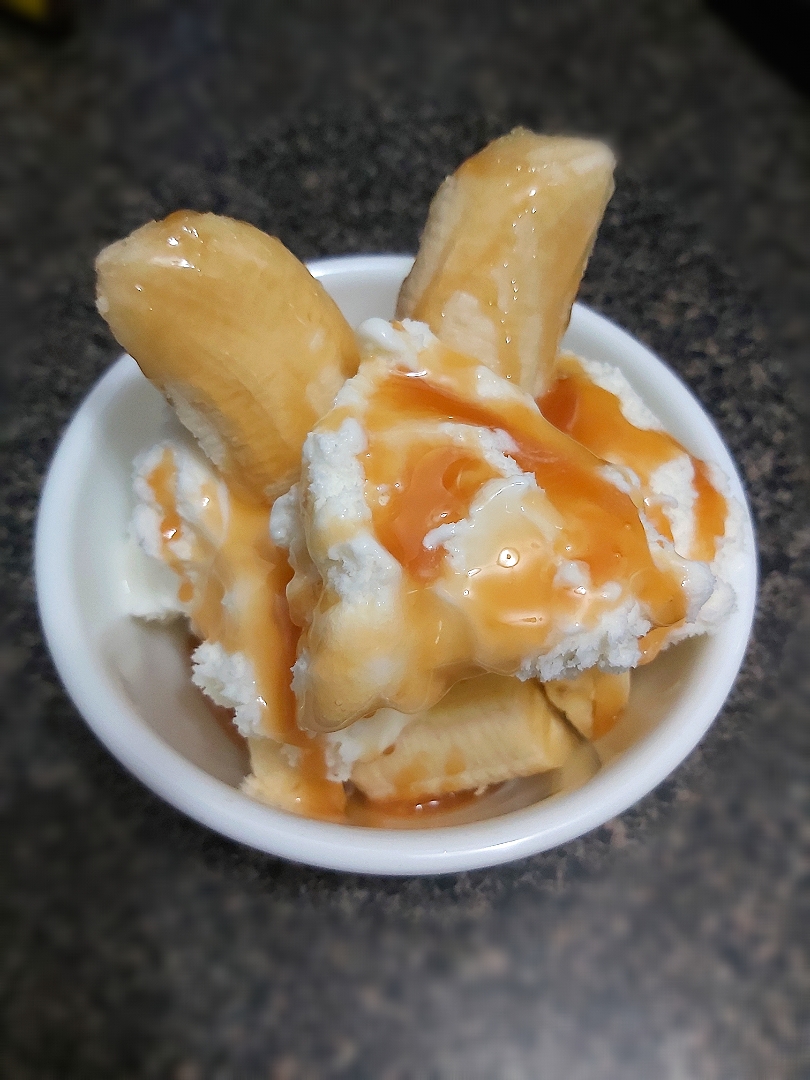 BentoFox's dish Frozen Vanilla yogurt, fresh slices of banana 🍌 
topped with caramel sauce 😋