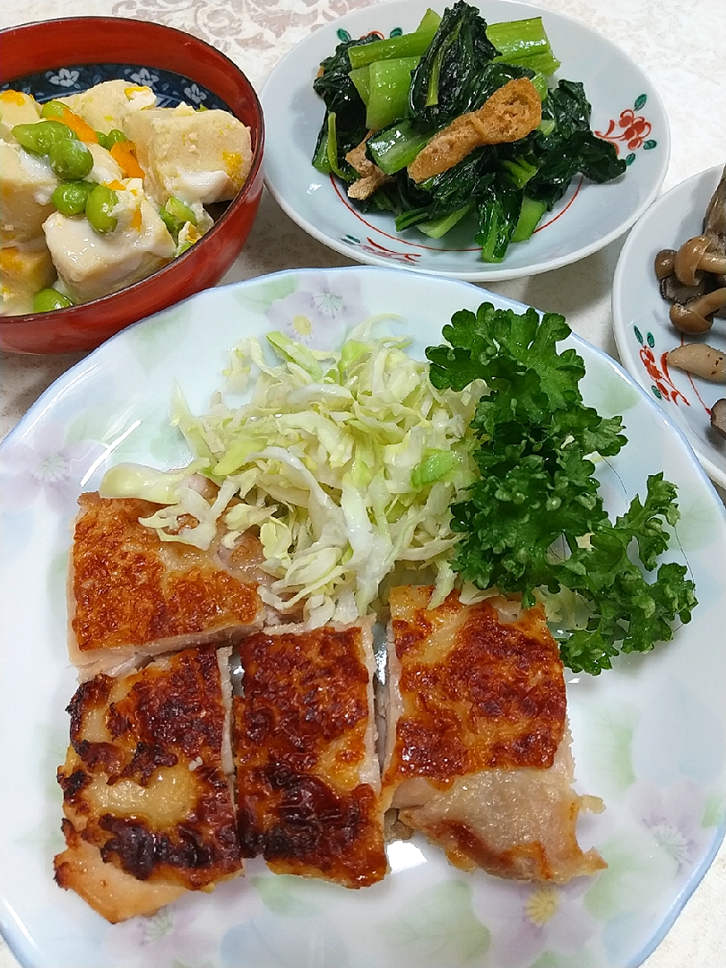 ☆今日の晩ごはん☆　鶏肉の塩麹焼き　小松菜煮　高野豆腐の煮物　きのこのガーリックバター炒め