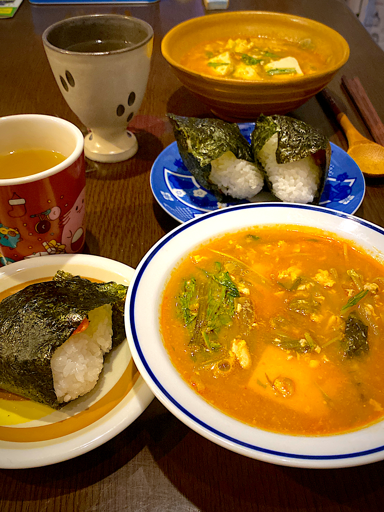 豆腐と卵のチゲスープ　鮭おにぎり🍙　煎茶🍵
