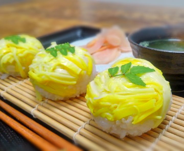 黄色いカニカマの手鞠寿司