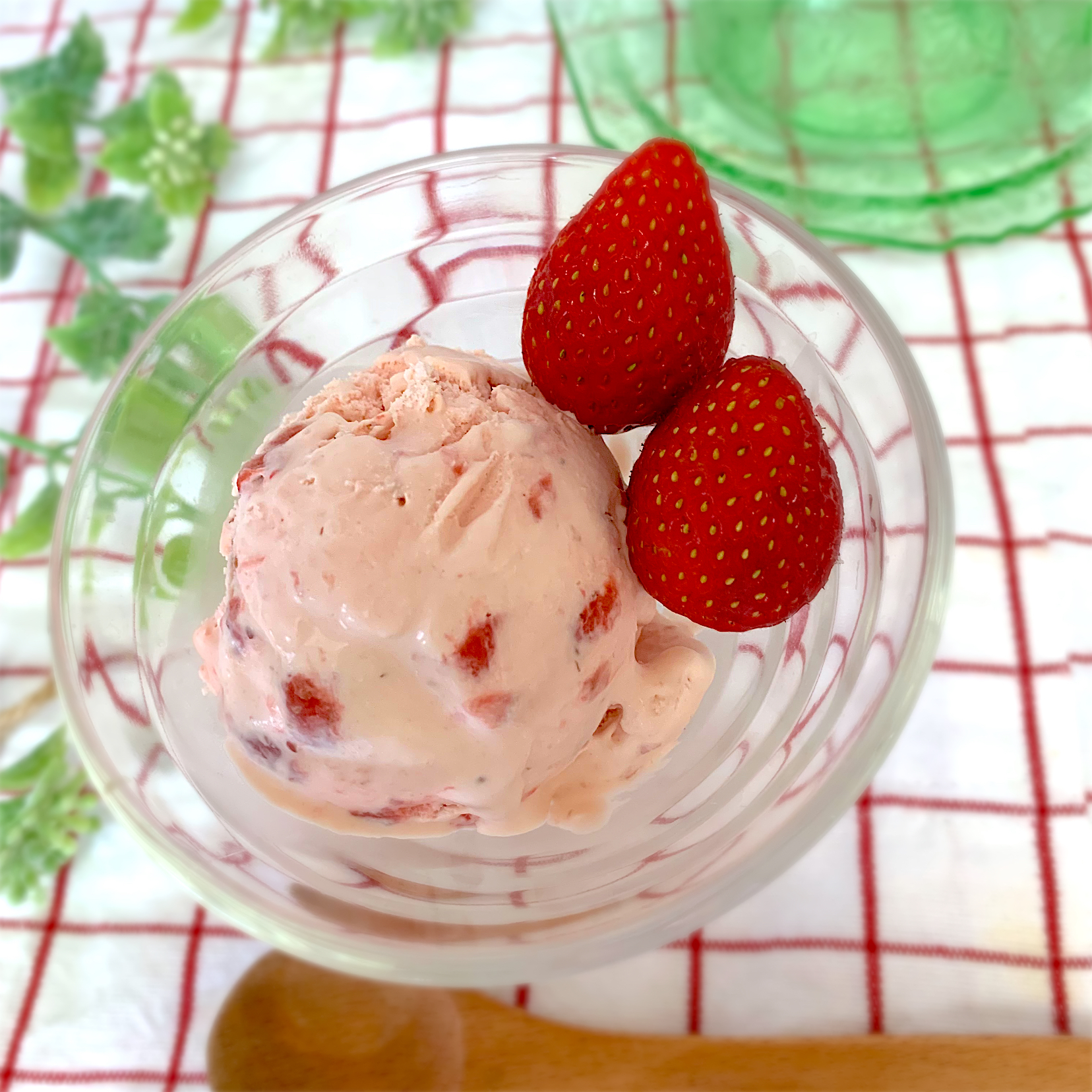 sucreroomさんの料理 フレッシュ苺🍓で手作りアイスクリームです
(∩´∀`∩)💕