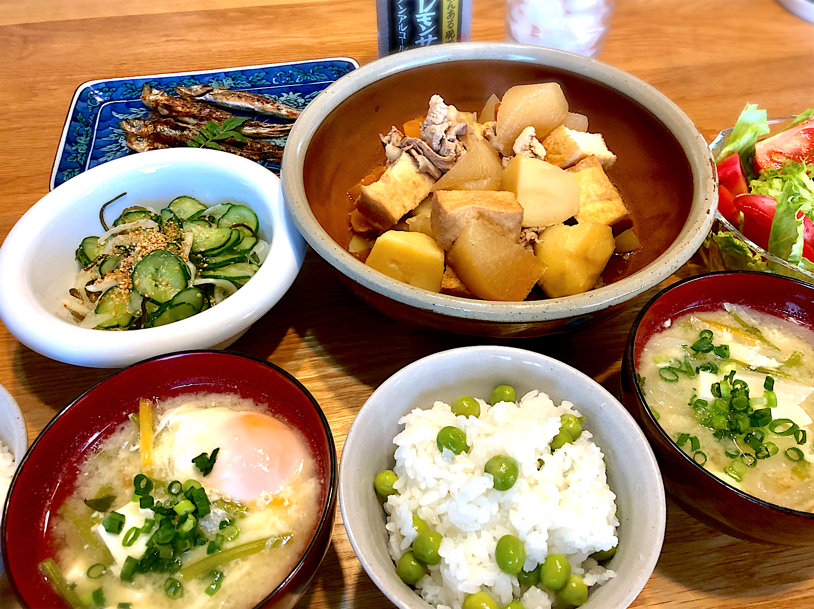 豆ご飯　胡瓜と玉ねぎの塩昆布酢物　根菜と豚ロース肉の煮物　具沢山味噌汁