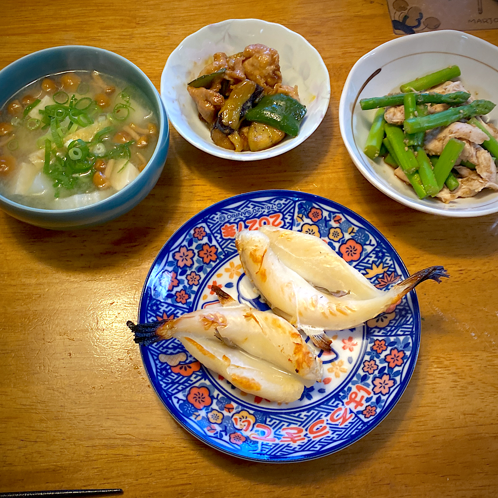 河豚の干物と、アスパラと鶏ささみの胡麻和えと、茄子と豚の味噌炒めと、なめこと豆腐と白菜の味噌汁