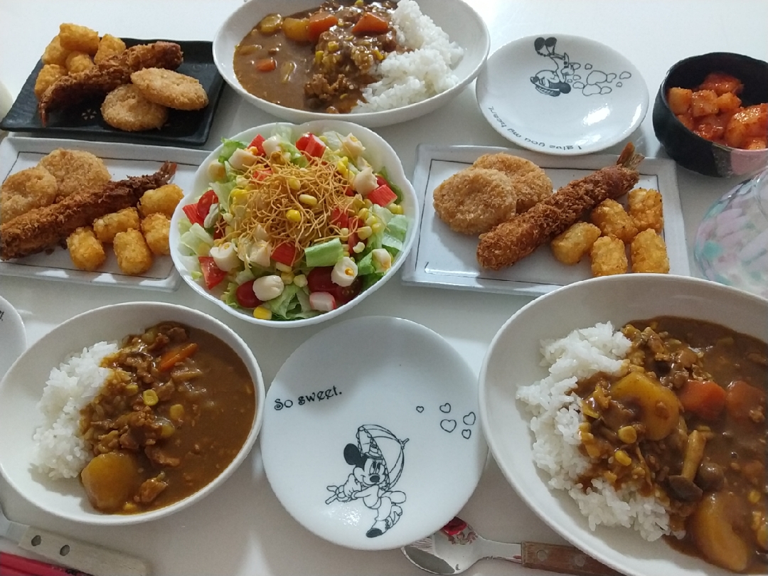 夕食(*^^*)
カレーライス🍛
エビフライ🍤&クリームコロッケ&ハッシュドポテト
サラダ🥗
オイキムチ