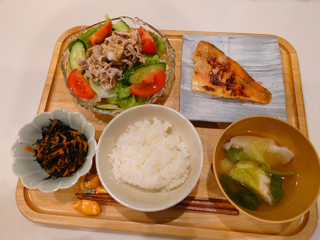 赤魚の西京焼き、豚しゃぶサラダ、ひじき煮、エビ餃子スープ