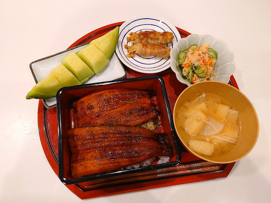 うな重、蟹ときゅうりの酢の物、エノキの豚肉巻き、味噌汁、メロン
