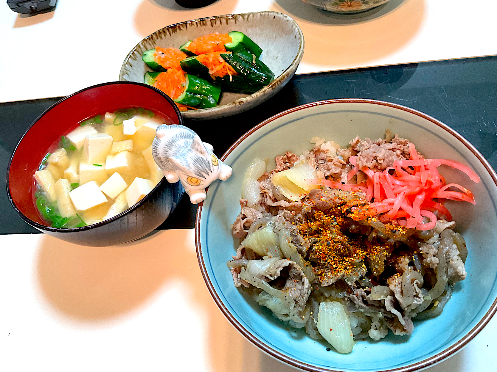 休麺日
吉牛風の味付けの牛丼
と
豆腐とお揚げさんのお味噌汁
と
オイキムチ