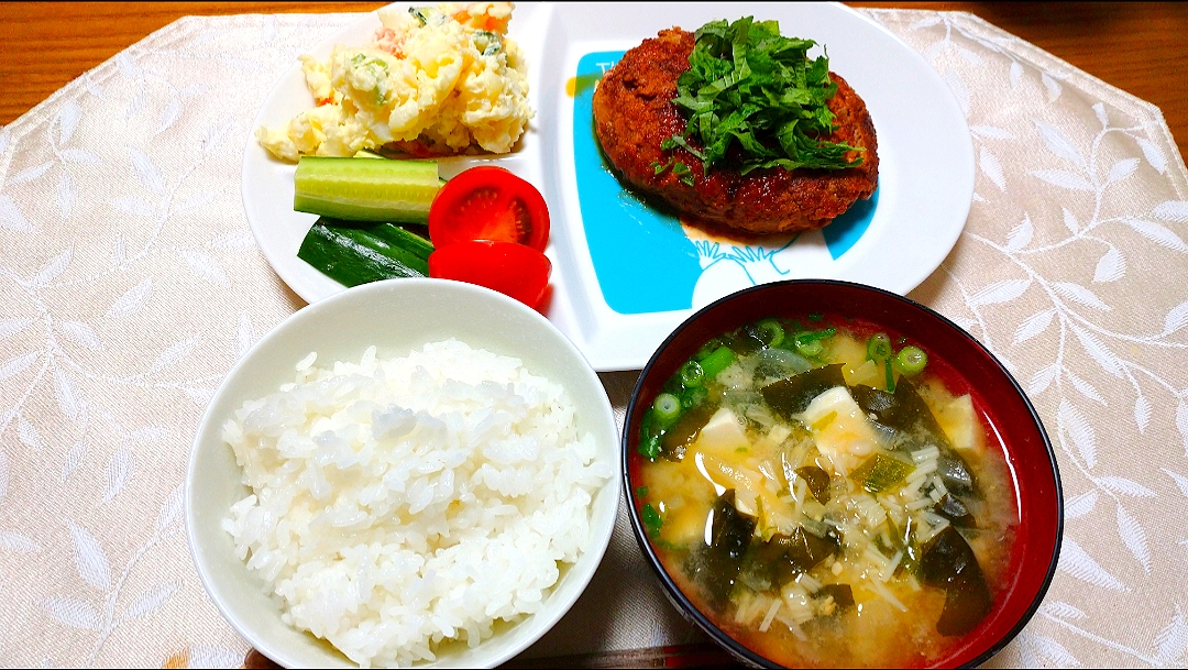 6/18の夕食🌃🍴
えのき茸入り豆腐ハンバーグ