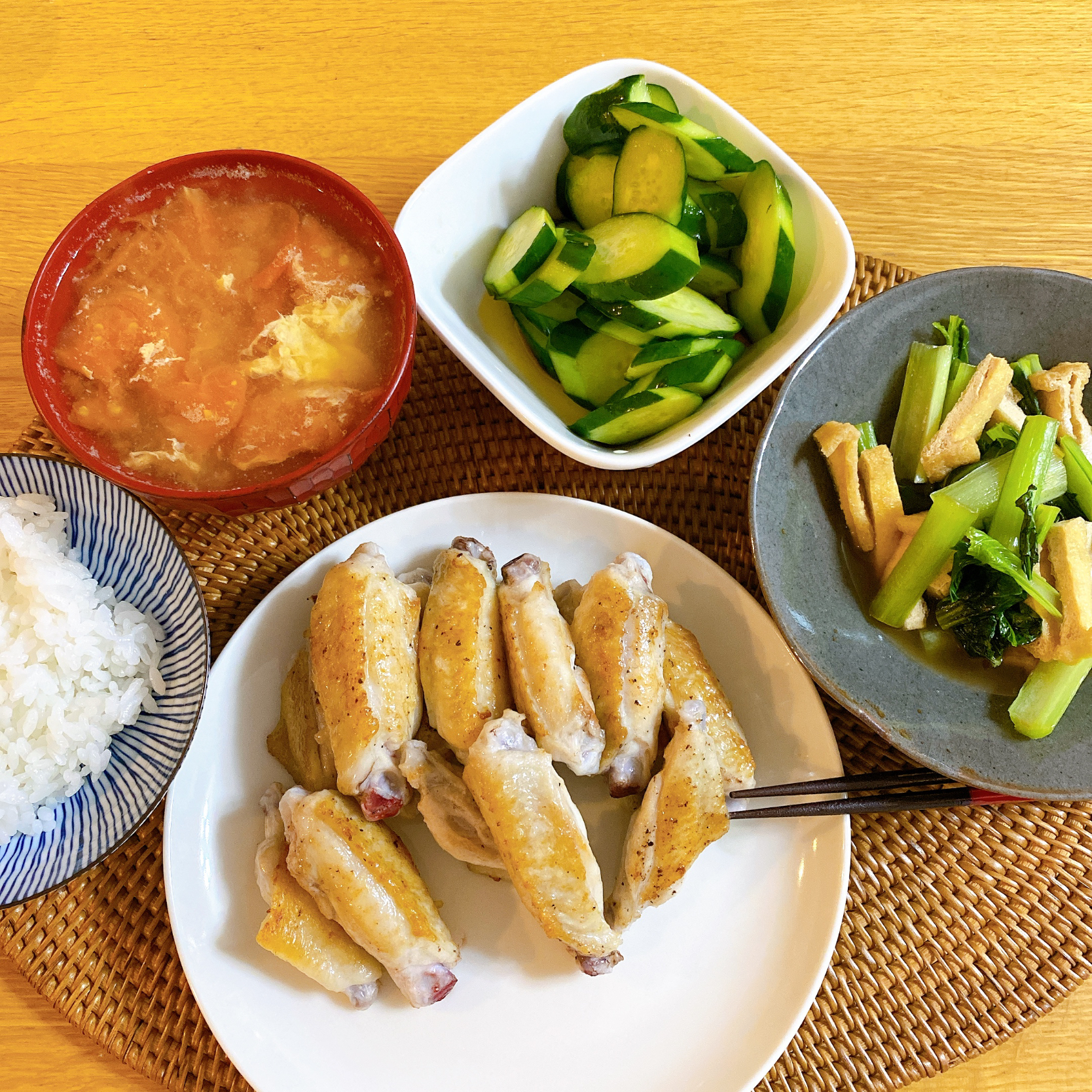 手羽中焼いたの トマトと卵の中華スープ 小松菜の煮びたし きゅうり即席漬け Tofu0 0 Snapdish スナップディッシュ Id 8iro9a