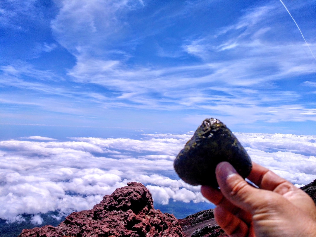 富士山山頂でおむすび🍙😊
具は鮭😊