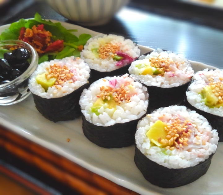 アボカドと紫玉ねぎ、カニかまの巻き寿司