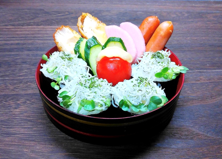 お弁当🎶
✾しらすと青海苔の巻き寿司
✾鶏のチーズフライ
✾ウインナー
✾大根の桜漬け
✾胡瓜の浅漬け