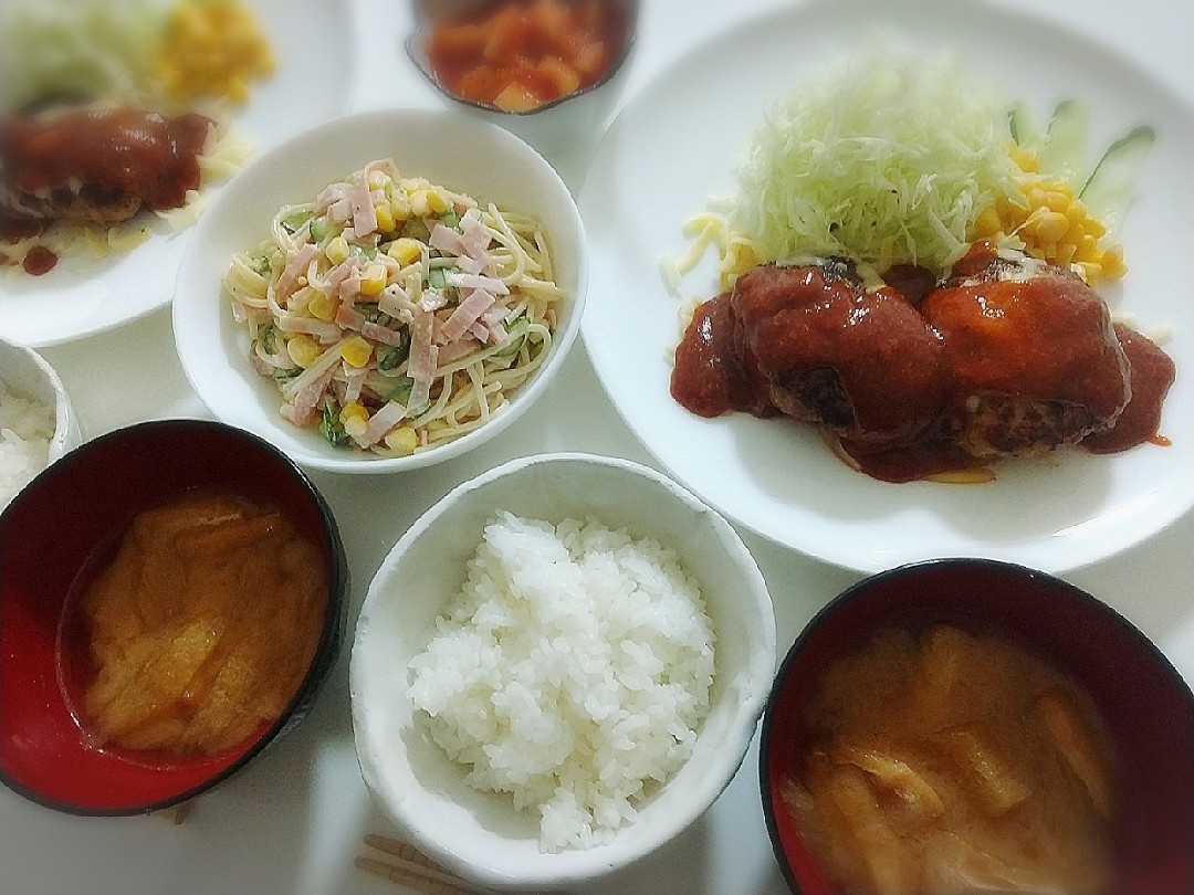 夕食(*^^*)長女作🎵
ハンバーグ&サラダ🥗
スパサラ
オイキムチ
お味噌汁(ハスイモ、油揚げ)