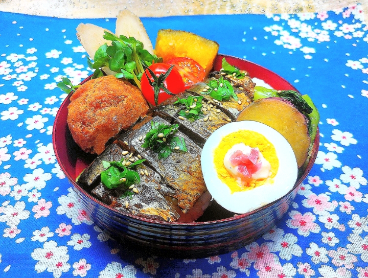 ✳️お弁当✳️
✾鰊の押し寿司
✾薩摩芋の蜂蜜煮
✾南瓜と牛蒡の顎出し煮
✾黒糖のサーターアンダギー